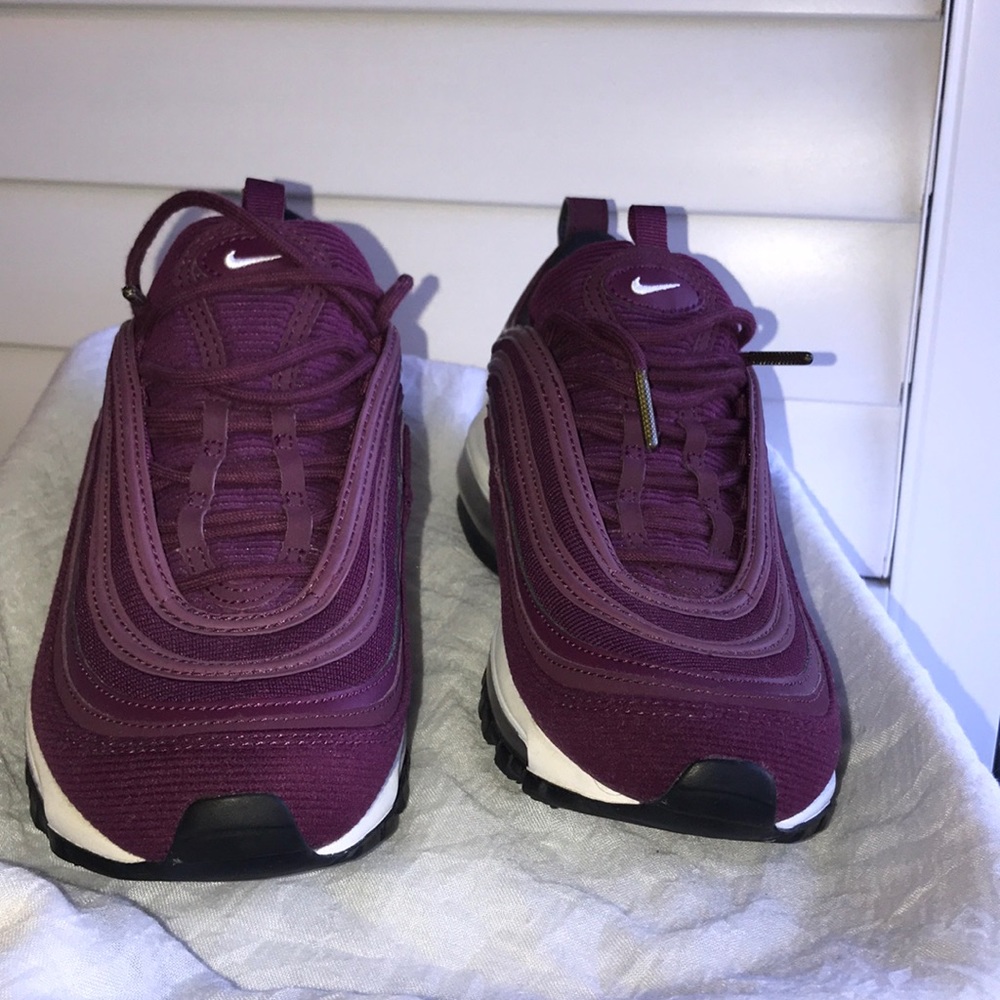 NIKE Air Max 97 SE (W)
Bordeaux Corduroy.